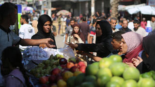 Gaza traders decry black market fees as new aid system fuels monopoly fears