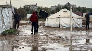 Flooded tents in Gaza: Hamas accuses Israel of blocking aid amid heavy rain