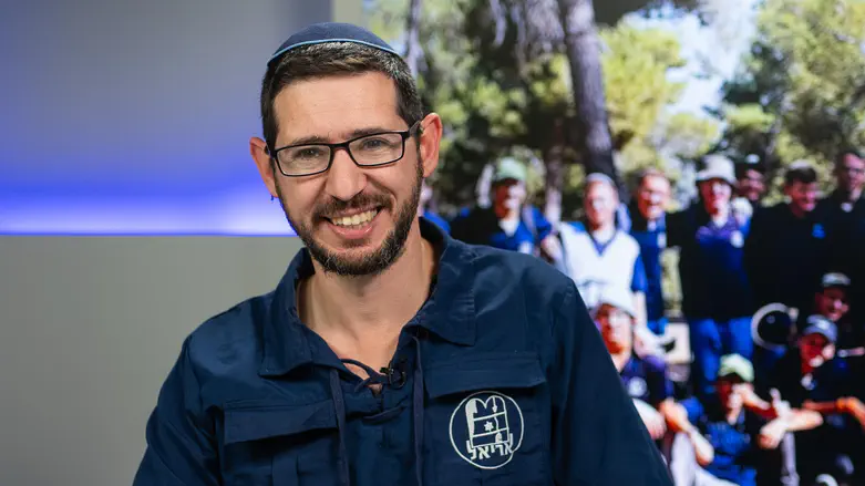 Former head of the Ariel youth movement suffers rock throwing attack