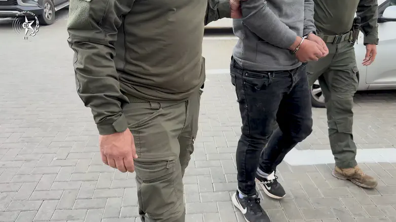 Bnei Brak: Two arrested for pulling down mezuzah