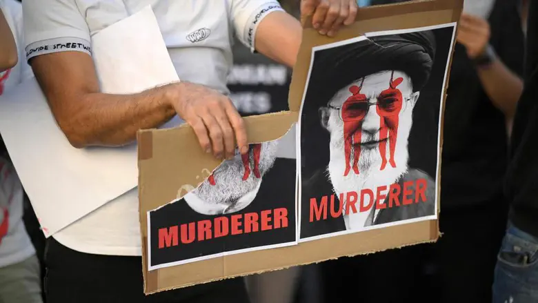 Iran’s currency collapse amid the collapse of a lie