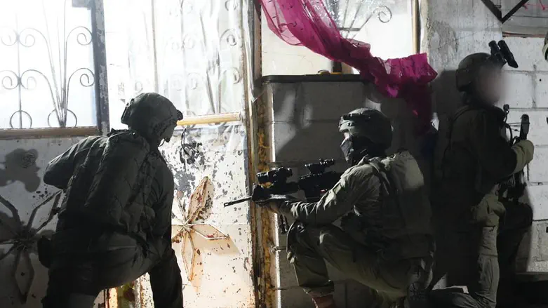 IDF soldiers capture ISIS-affiliated suspect in southern Syria operation