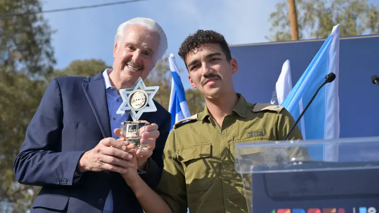 Watch: Edan Alexander dons an IDF uniform