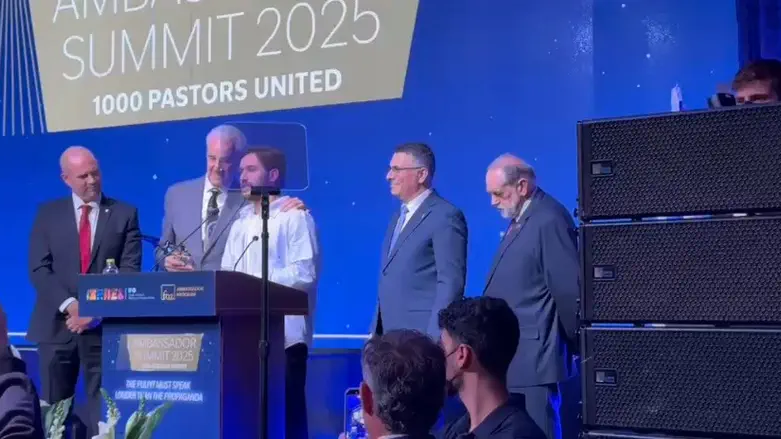 Emotional: Former hostage Omer Shem Tov sings ‘Shir LaMa’alot’