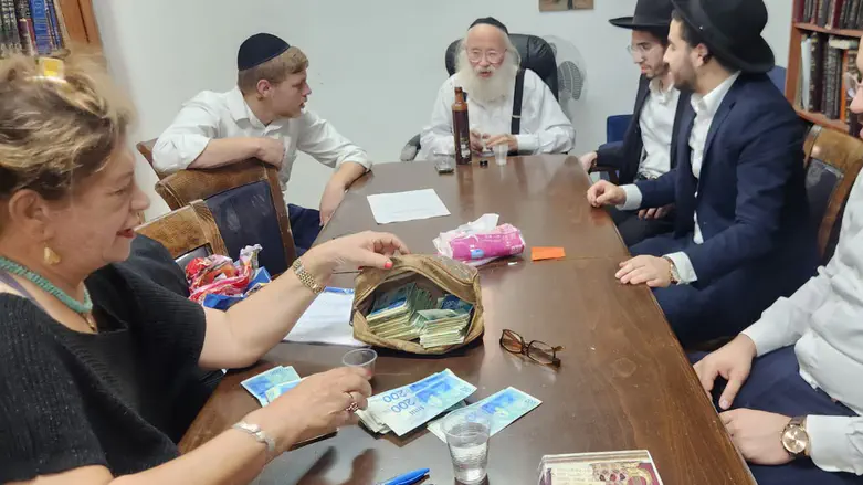 Bnei Brak kollel student returns hidden 150,000 shekels found in apt. wall