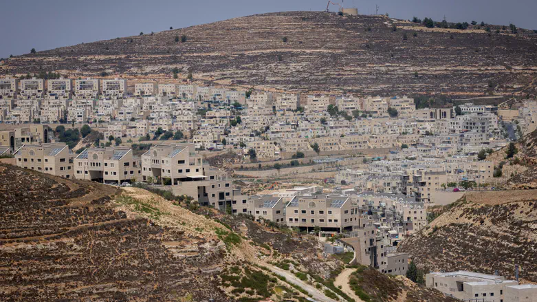 7 security guards in Givat Ze’ev arrested on suspicion of smuggling illegal aliens