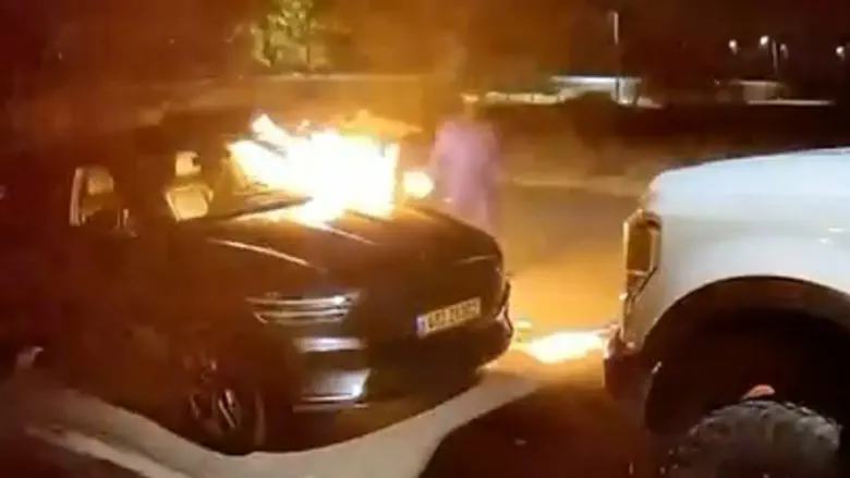 Watch: Masked gang sets vehicles on fire in Givat Bar
