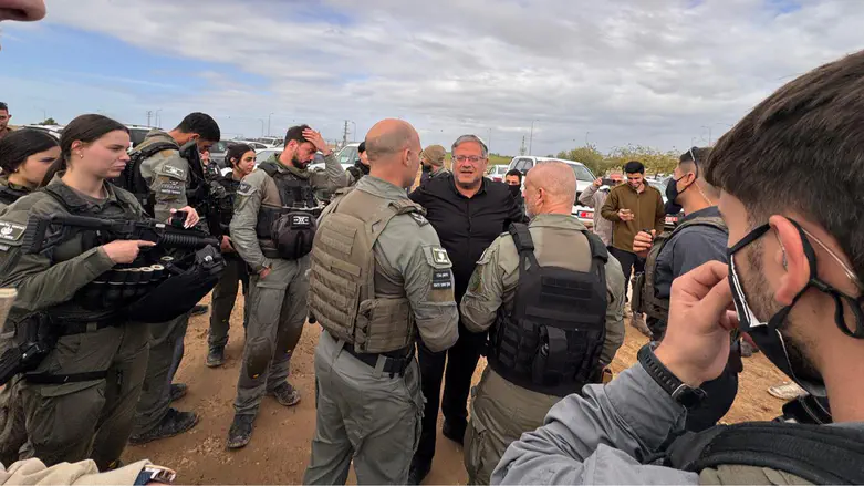 Ben-Gvir leads large police offensive in Tarabin