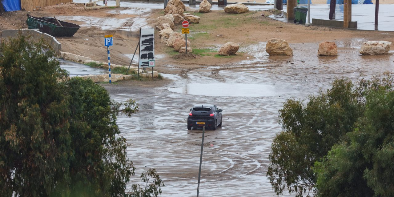 Parents, child rescued after being traapped in flash flood in western Negev