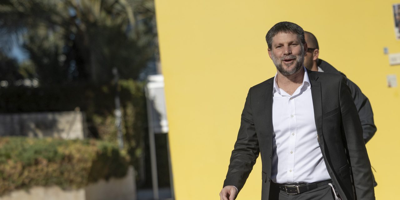 Smotrich threatens to double tax on Israeli banks if consumer benefits canceled