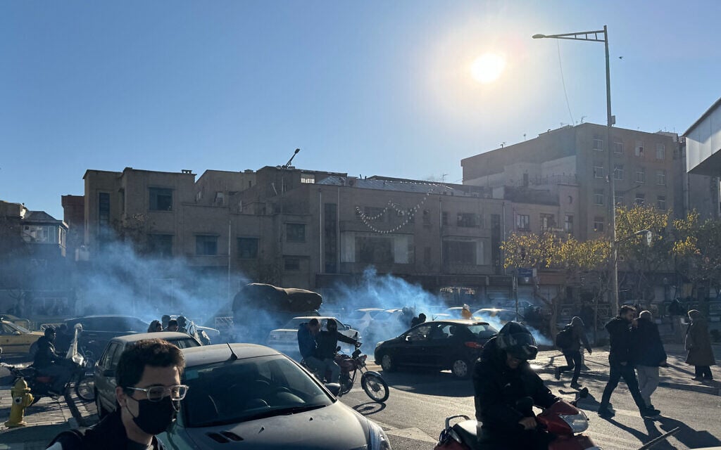 Iranian demonstrators reportedly try to enter government building amid 4th day of protests