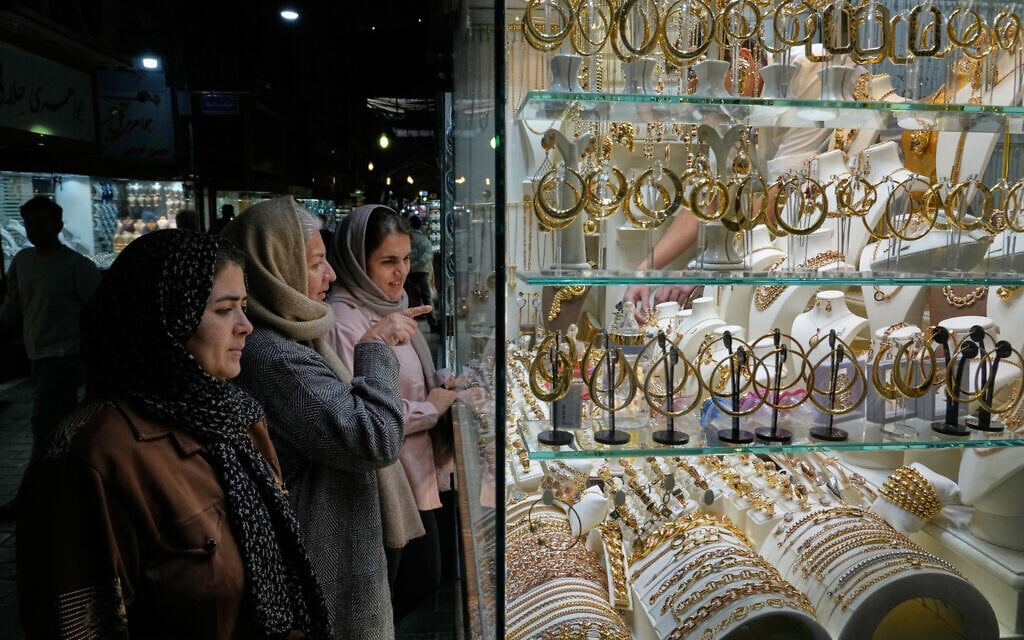 As sanctions tighten, Iranians turn to gold as hedge against falling currency