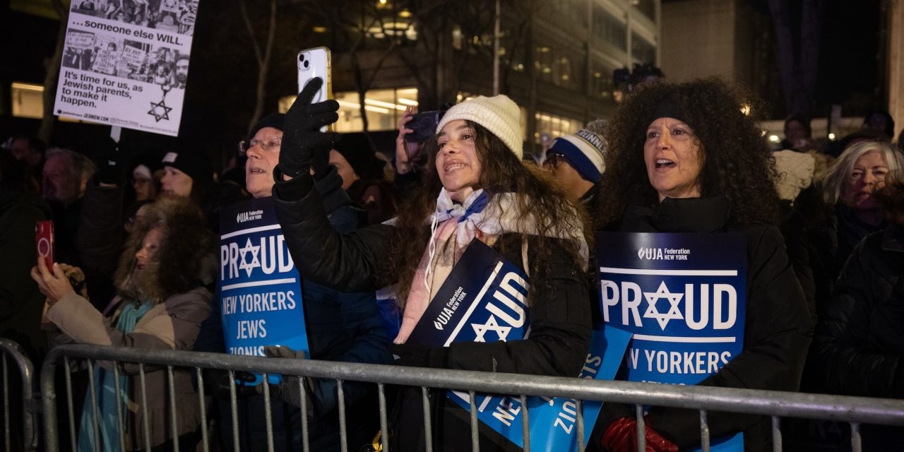 Jewish New Yorkers rally outside Park East Synagogue, 2 weeks after anti-Israel protest there
