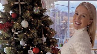 Alongside a Christmas tree and thanking Trump, White House press secretary announces pregnancy