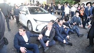 Haredi extremists block major Highway 4 at 3 locations: ‘We will die rather than be drafted!’