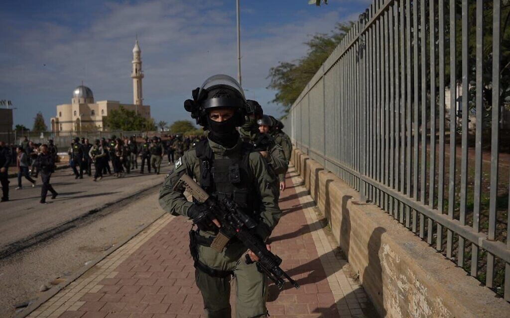Ben Gvir gives pep talk to cops in Tarabin al-Sana as raid on Bedouin town persists