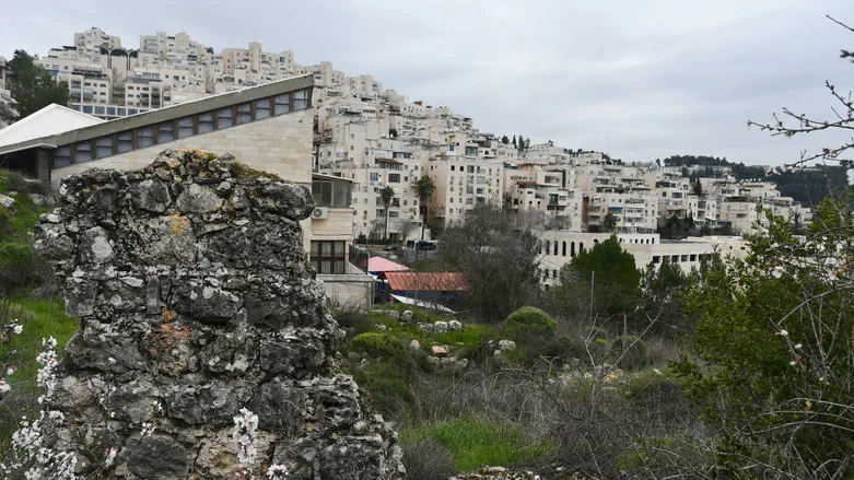 Jerusalem tower plan angers residents of neighboring town