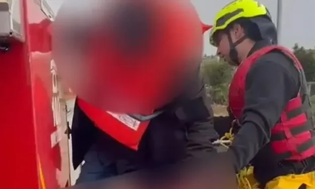 Watch: Drivers rescued from flood in northern Samaria