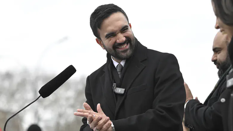 Watch: Chabad truck ‘song-bombs’ Mamdani press conference