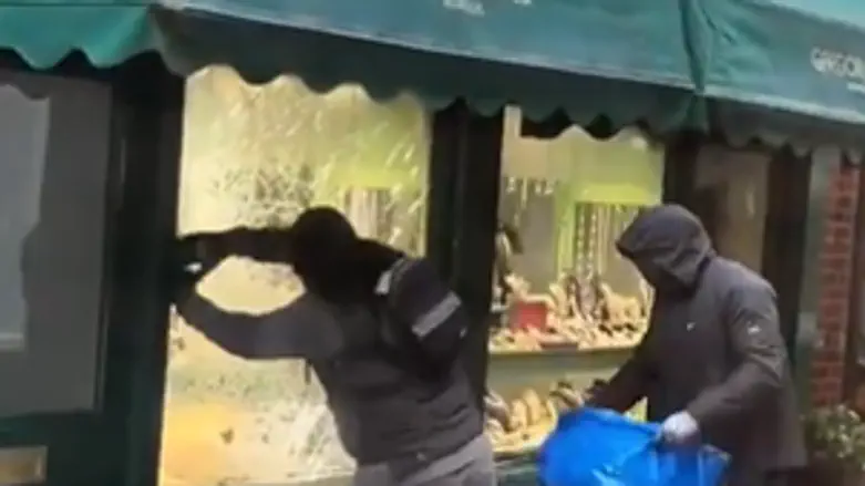 Watch: Broad daylight jewelry store robbery in London