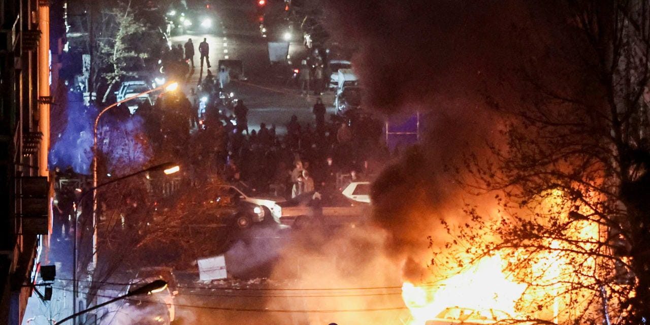 WATCH: Massive fire breaks out in Tehran shopping center amid protests