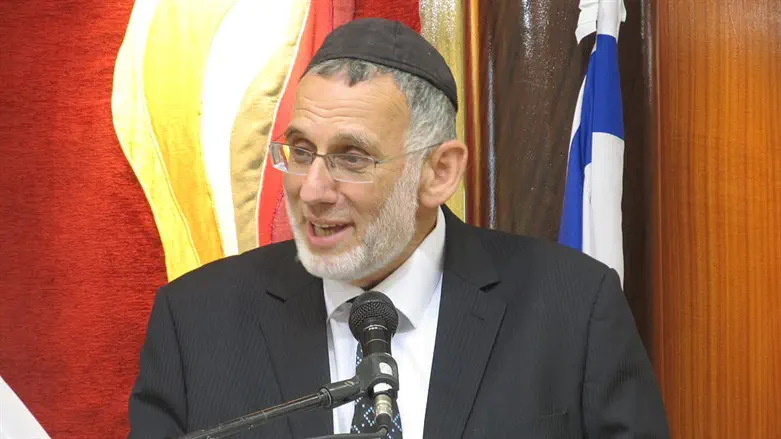 Rabbi Buchko opposes strict ruling on moving to shelters