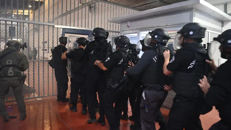 The punishment for prisoners who express support for Iran