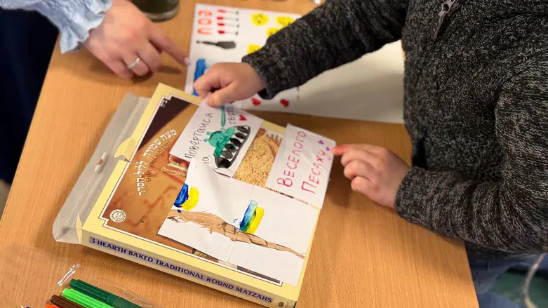 Ukrainian schoolchildren send matzah to Jewish soldiers on the front