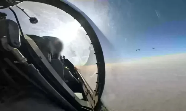 Footage from the cockpit: US refueling plane and Israeli fighter planes