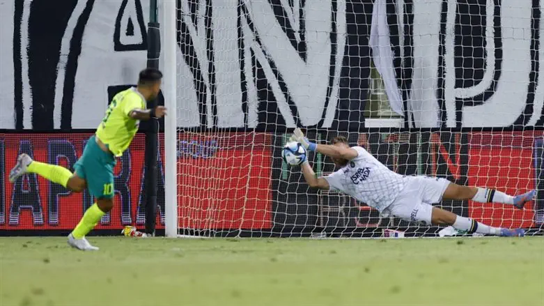 Egyptian sports commentator snubs Israeli goalkeeper, causes uproar