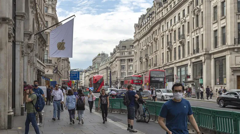 Police investigate attempted arson attack at north London synagogue