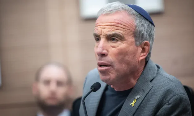 MK Elazar Stern breaks with Lapid, will run with Eisenkot