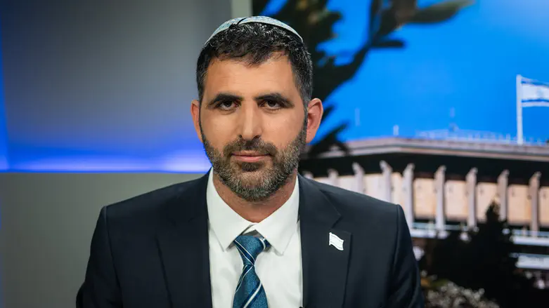 Minister demands end to ads for alternative memorial ceremony