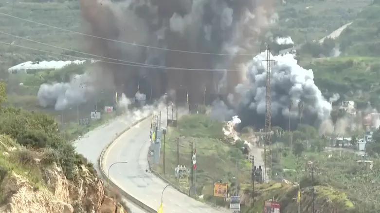 Lebanese crossing Litani River southwards, despite repeated warnings