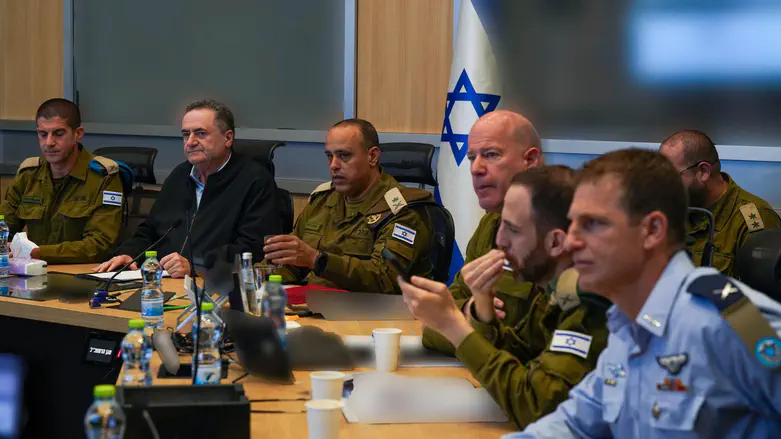 Defense Minister warns: We’ll collapse Iran’s national infrastructure