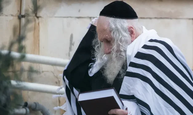 Outrage after convicted leader allowed to pray at Western Wall