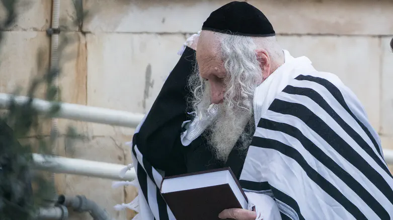 Outrage after convicted leader allowed to pray at Western Wall