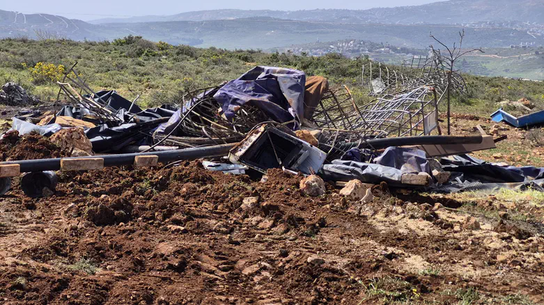 Hundreds of Arabs descend on encampment following eviction