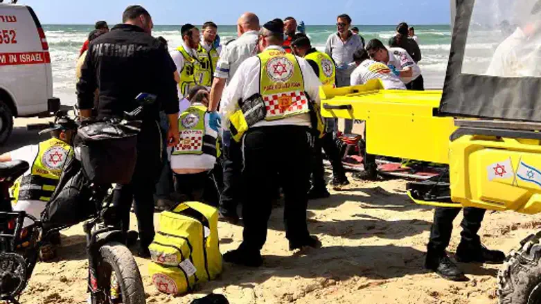 Two young brothers drown on Netanya beach, one in critical condition