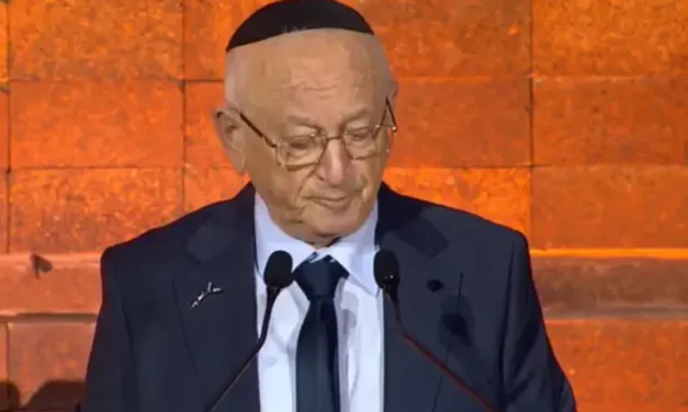 Holocaust survivor and former judge recites ‘El Maleh Rachamim’ prayer at Yad Vashem