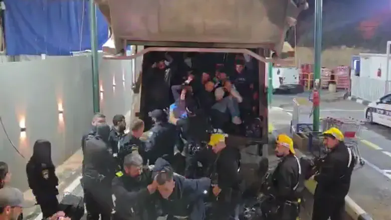 Rare footage: 68 illegal Palestinian Arab workers discovered crammed inside garbage truck