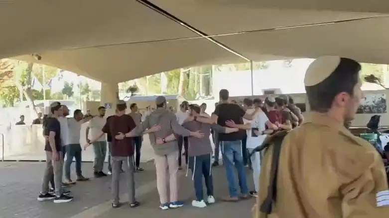 From Treblinka to the IDF: Yeshiva students sing Holocaust-era song at recruitment center
