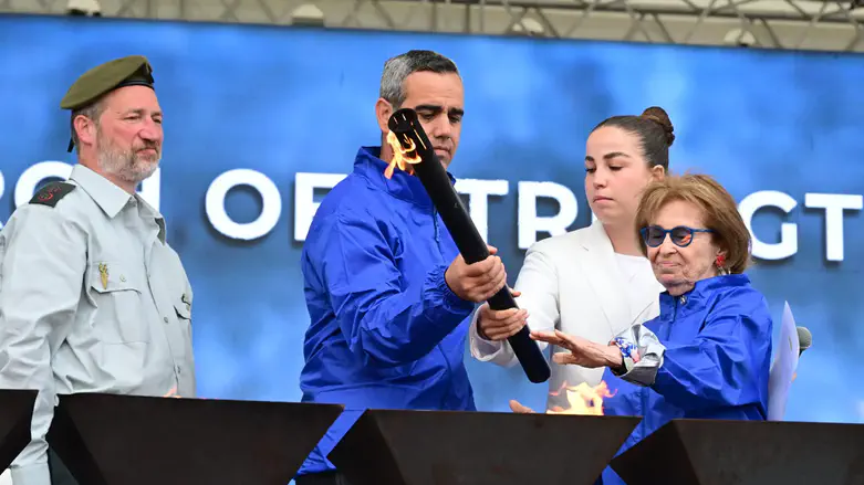 Captivity survivors, bereaved father light memorial torches in Auschwitz