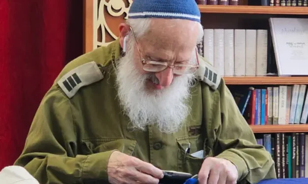 Encouragement under fire: Rabbi Aviner enters Gaza to support troops