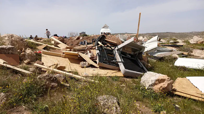 Security forces demolish three Jewish communities in a single night