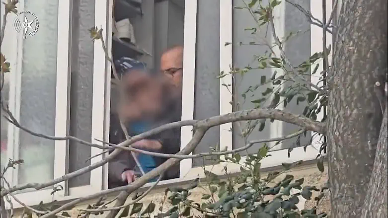 Dramatic footage: Police subdue suspect barricaded in his home in Jerusalem