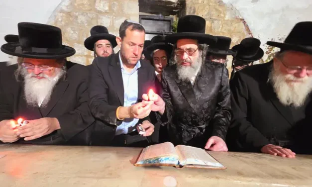 Vizhnitz scion visits Joseph’s Tomb