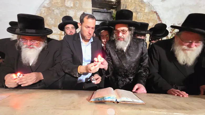 Vizhnitz scion visits Joseph’s Tomb