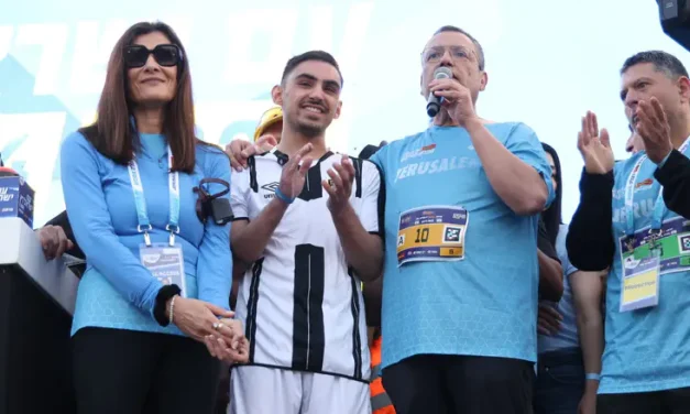 Captivity survivor kicks off Jerusalem marathon