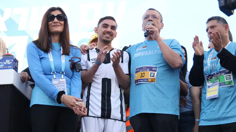 Captivity survivor kicks off Jerusalem marathon